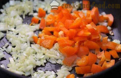 En enkel oppskrift på eggerøre med grønnsaker til frokost
