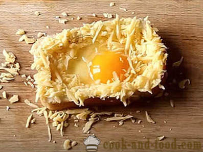 Hot sandwich med egg og ost i ovnen til frokost