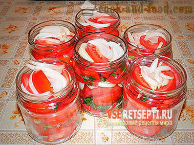 Søt salat av røde tomater i vinter