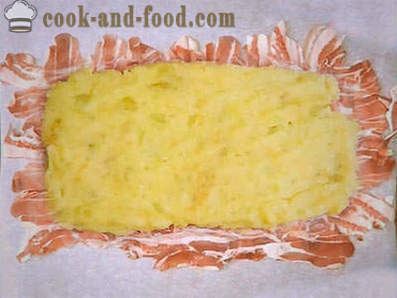 Potet kake med bacon med sopp og ost i ovnen