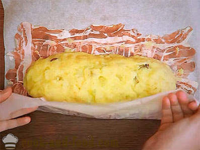 Potet kake med bacon med sopp og ost i ovnen
