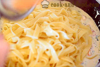 Fettuccine pasta med reker i en kremaktig saus