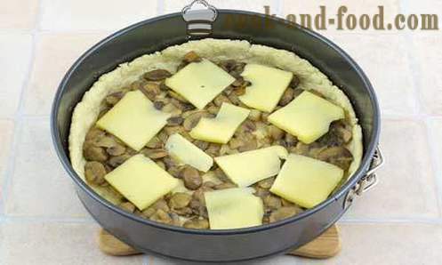 Åpne pai med sopp og ost