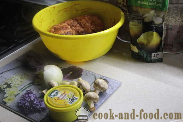 Svinekjøtt i ovnen, bakt med sopp og grønnsaker - hvordan å bake deilig brystkasse i ovnen, oppskriften med et bilde poshagovіy