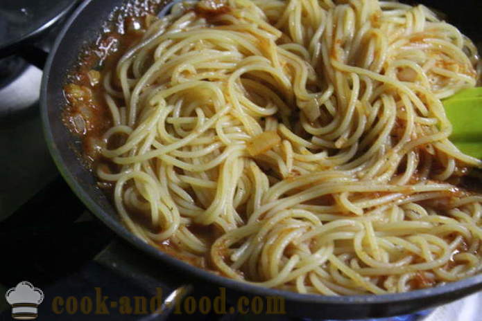 Spaghetti med tunfisk hermetisert i tomat-fløtesaus - både deilig å koke spaghetti, en trinnvis oppskrift bilder
