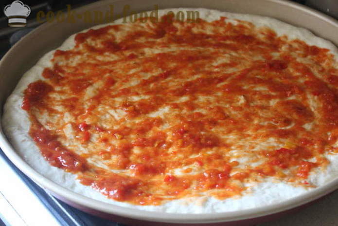 Gjær pizza med kjøtt og ost hjemme - trinn for trinn bilde-pizza oppskrift med kjøttdeig i ovnen