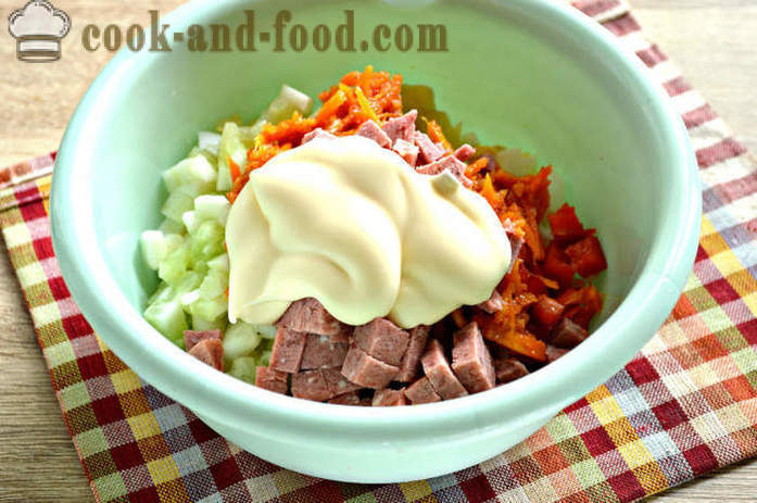Koreanske salat av gulrøtter og paprika, poteter og pølse - Hvordan lage en salat av koreanske gulrøtter og paprika, en trinnvis oppskrift bilder