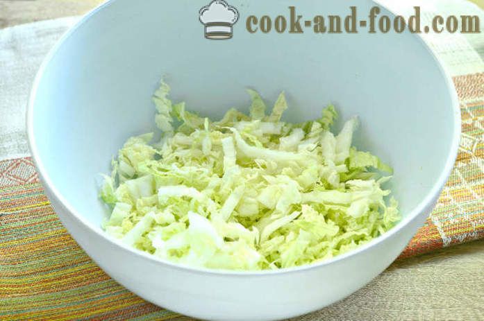 Salat med kinakål, krutonger og kylling - hvordan å lage en salat av kinakål er deilig, med en trinnvis oppskrift bilder