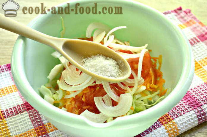 Steg for steg oppskrift bilde deilig salat av fersk kål og gulrøtter - hvordan å lage en deilig salat av unge kål og gulrøtter