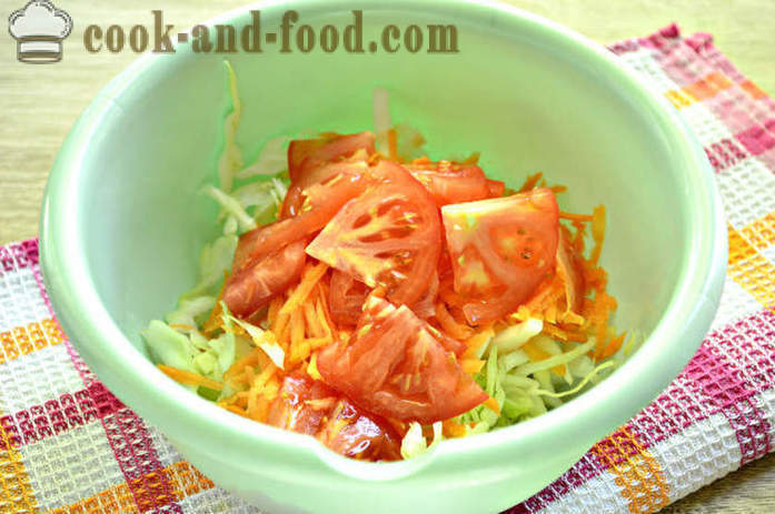 Steg for steg oppskrift bilde deilig salat av fersk kål og gulrøtter - hvordan å lage en deilig salat av unge kål og gulrøtter