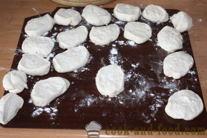 Frodige smultringer på gjær fylt med ost - hvordan å lage smultringer med stuffing, en trinnvis oppskrift bilder