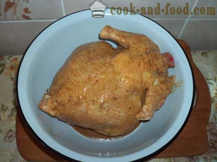 En hel kylling i ovnen i en folie - som en deilig bakt kylling i ovnen hele, en trinnvis oppskrift bilder