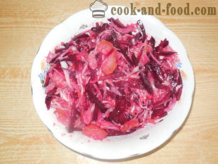 Salat av kokte rødbeter og surkål med epler og ingefær - Hvordan lage en salat av surkål, en trinnvis oppskrift bilder