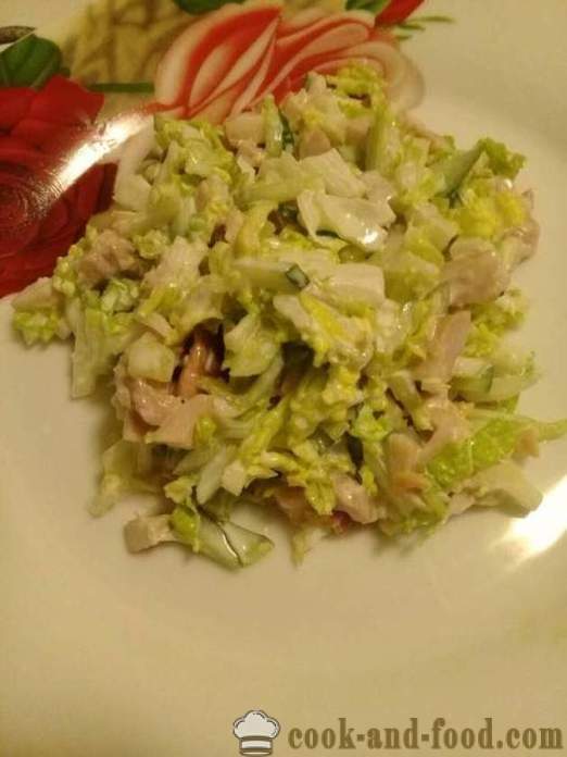 Frisk salat med kylling - hvordan å forberede en salat med røkt kylling, kål og agurk, med en trinnvis oppskrift bilder