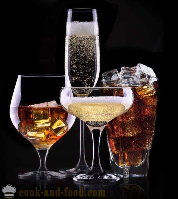Jule cocktailer og drikkevarer i 2018 Year of the Dog - hva drinker satt på en nyttårsbord i 2018, alkoholholdige og alkoholfrie oppskrifter