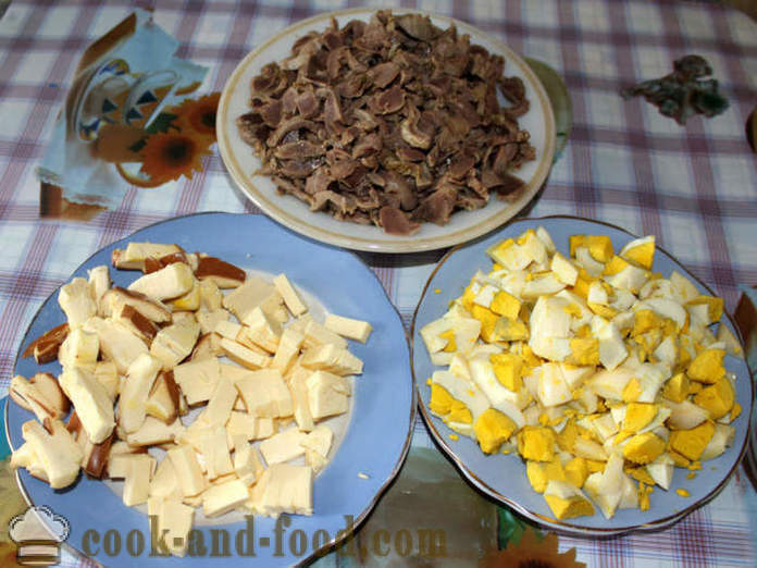 Salat med pølse ost og kylling navler - hvordan å lage en salat av magesekk og ost, med en trinnvis oppskrift bilder