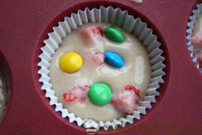 Hjemmelaget muffins på yoghurt med jordbær - hvordan å lage muffins i silikon molds, en trinnvis oppskrift bilder