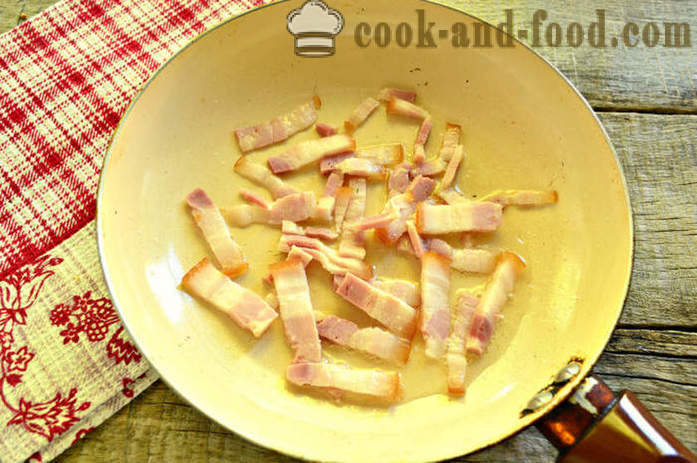 Bakt potet med bacon - som lapskaus poteter i en stekepanne, en trinnvis oppskrift bilder