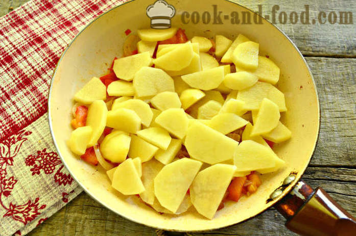 Bakt potet med bacon - som lapskaus poteter i en stekepanne, en trinnvis oppskrift bilder