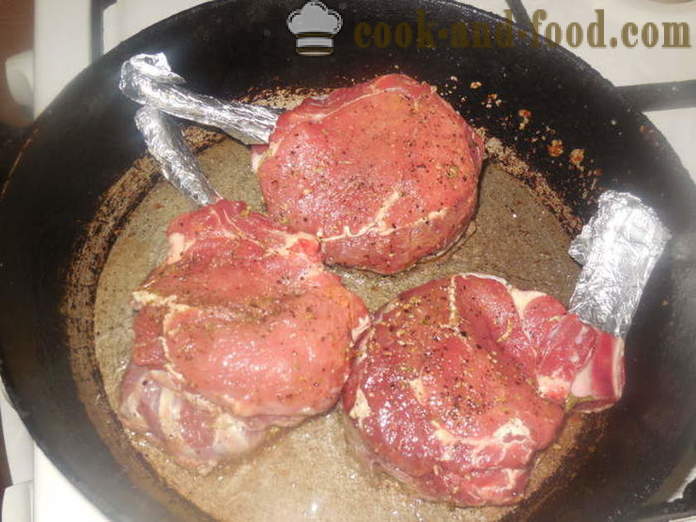 Bakt kalvekjøtt loin på beinet - hvordan å lage mat saftig loin på beinet i ovnen, med en trinnvis oppskrift bilder