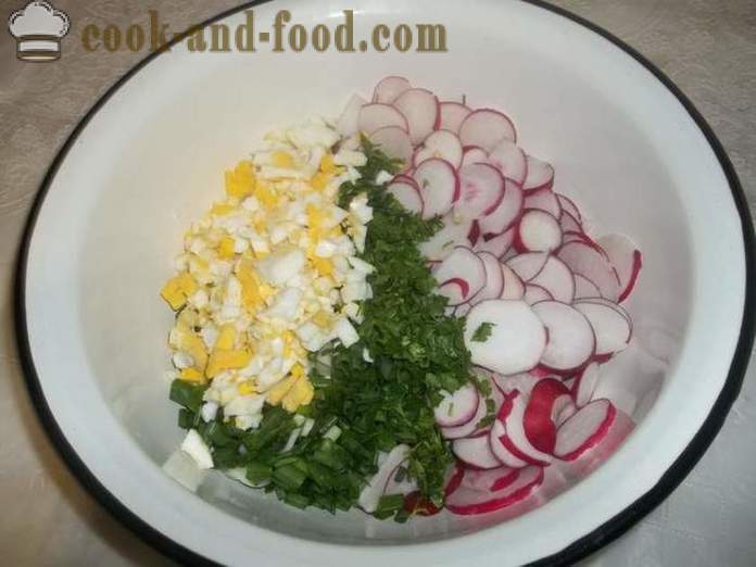 Deilig salat av reddik med egg og vårløk - hvordan å forberede en salat av reddik, en trinnvis oppskrift bilder