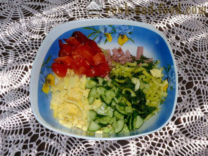Salat med eggerøre og pølse og rømme - hvordan man skal fremstille en salat med en omelett, en trinnvis oppskrift bilder