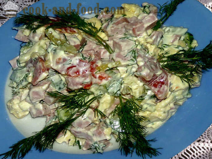 Salat med eggerøre og pølse og rømme - hvordan man skal fremstille en salat med en omelett, en trinnvis oppskrift bilder