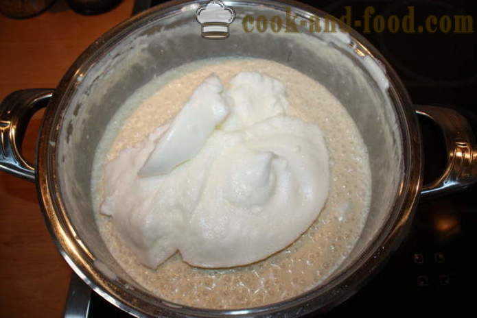 Påske kake med mandler og rosiner, melk - hvordan å bake en kake i ovnen, med en trinnvis oppskrift bilder