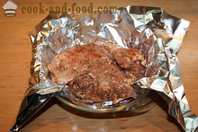 Svinekjøtt i folie, bakt i ovnen med granateple saus - hvordan å bake svinekjøtt som var saftige, med en trinnvis oppskrift bilder