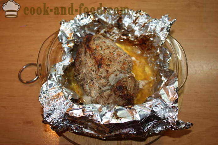 Svinekjøtt i folie, bakt i ovnen med granateple saus - hvordan å bake svinekjøtt som var saftige, med en trinnvis oppskrift bilder