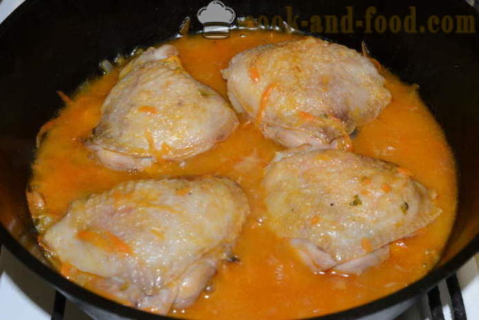 Kyllinglår braisert med løk, gulrøtter og agurker - hvordan å lage en deilig kylling lår i en panne, med en trinnvis oppskrift bilder