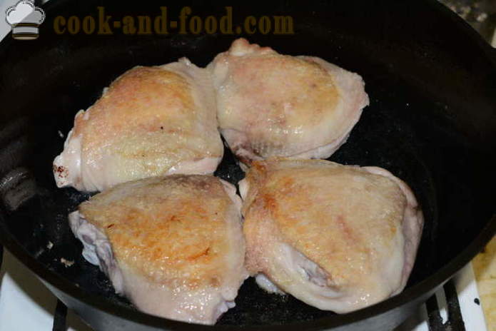 Kyllinglår braisert med løk, gulrøtter og agurker - hvordan å lage en deilig kylling lår i en panne, med en trinnvis oppskrift bilder