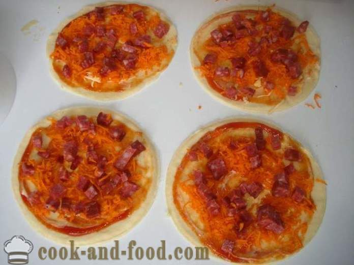 Mini pizza butterdeig med pølse og ost - hvordan å lage en mini-pizza butterdeig, med en trinnvis oppskrift bilder