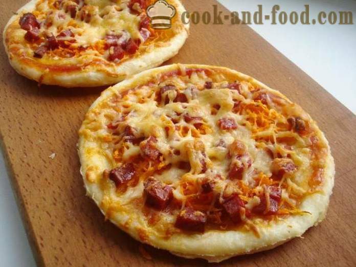 Mini pizza butterdeig med pølse og ost - hvordan å lage en mini-pizza butterdeig, med en trinnvis oppskrift bilder