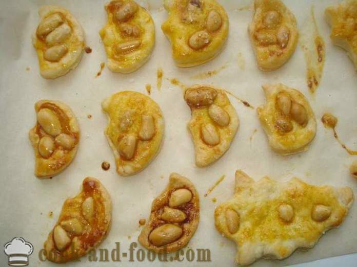 Rask og velsmakende cookies fra flass usyret deig med sukker og peanøtter - hvordan å lage kaker av butterdeig i ovnen, med en trinnvis oppskrift bilder