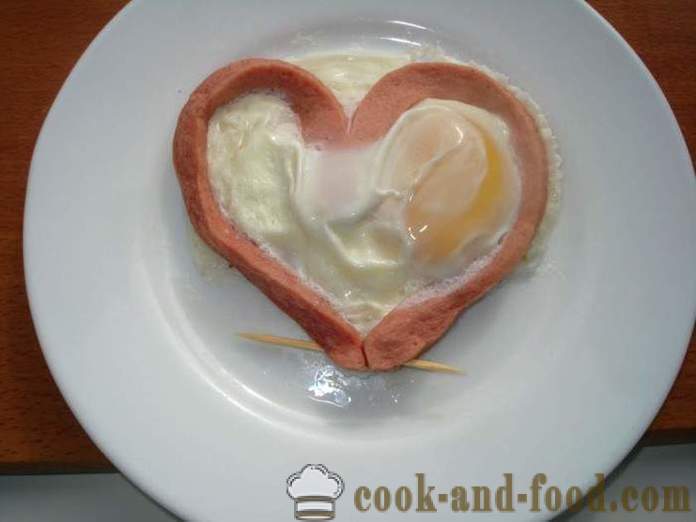 Eggerøre i et hjerte med pølse - hvordan å lage eggerøre i form av hjertet i en mikrobølgeovn, en trinnvis oppskrift bilder
