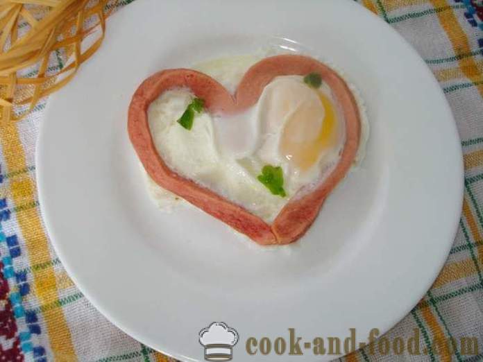 Eggerøre i et hjerte med pølse - hvordan å lage eggerøre i form av hjertet i en mikrobølgeovn, en trinnvis oppskrift bilder