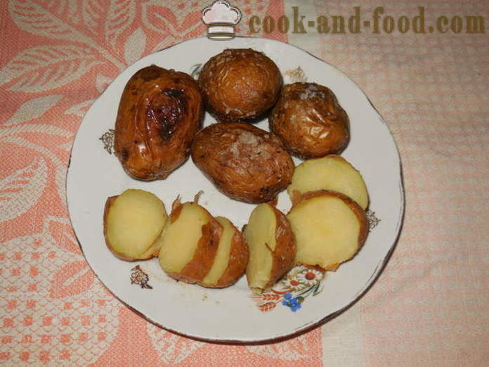 Bakte poteter i sine jakker i ovnen - så deilig bakt poteter i sine skinn i ovnen, med en trinnvis oppskrift bilder