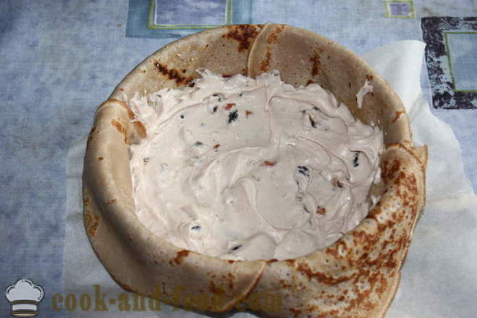 Hjemmelaget pannekaker kake med ricotta ost og toppet med pisket krem