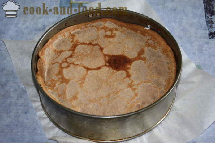 Hjemmelaget pannekaker kake med ricotta ost og toppet med pisket krem