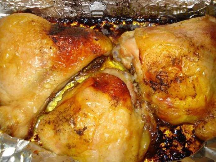Bakt kylling lår i en folie - som en deilig bakt kyllinglår i ovnen, med en trinnvis oppskrift bilder