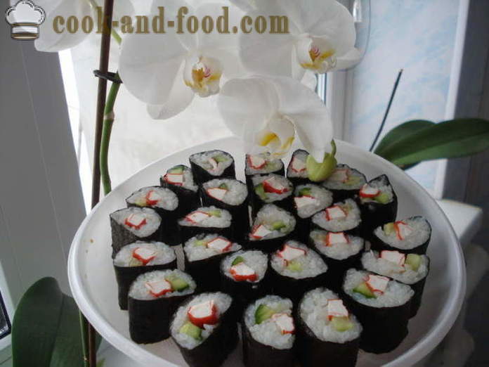 Sushi med krabbe pinner og agurk - Hvordan lage sushi med krabbe pinner hjemme, steg for steg oppskrift bilder
