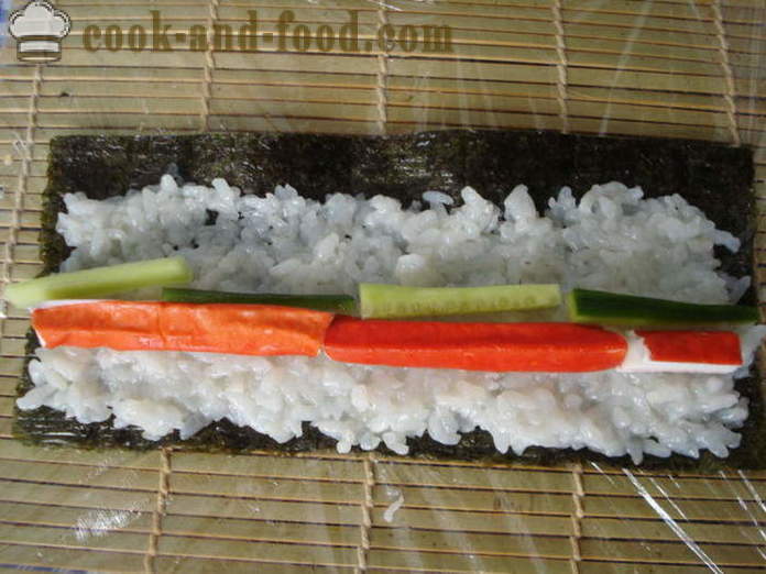Sushi med krabbe pinner og agurk - Hvordan lage sushi med krabbe pinner hjemme, steg for steg oppskrift bilder