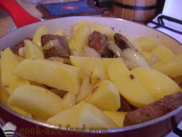 Leveren med poteter i en gryte - hvordan å lage mat biff lever med poteter, en trinnvis oppskrift bilder