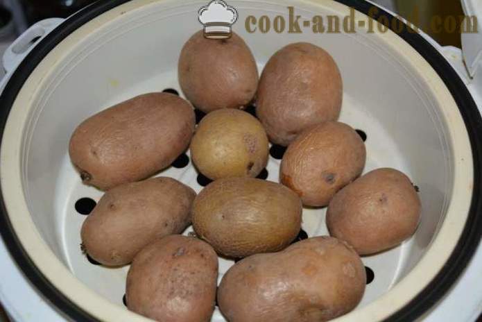 Kokte poteter i sine skinn i en pan stekt - deilig rett av kokte poteter i sine skinn til pynt