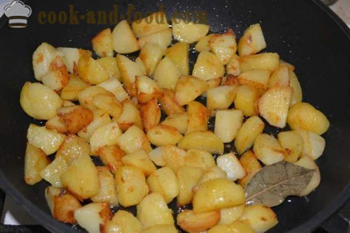 Kokte poteter i sine skinn i en pan stekt - deilig rett av kokte poteter i sine skinn til pynt