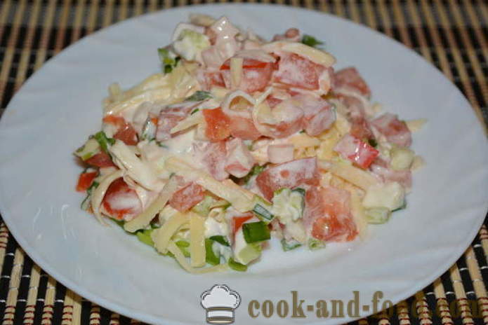 Salat med krabbe pinner, tomater, ost og egg - hvordan å lage en deilig salat med krabbe pinner, en trinnvis oppskrift bilder
