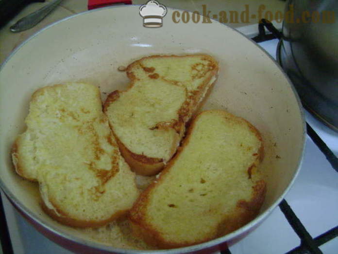 Toasts av brød med ost - som yngel krutonger i en stekepanne, en trinnvis oppskrift bilder