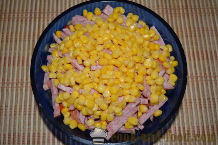 Salat av kinakål med røkt pølse, paprika og hermetisert mais - hvordan å forberede en salat av kinakål med korn og pølse, en trinnvis oppskrift bilder