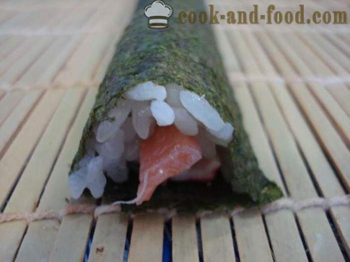 Sushi ruller med krabbe stokker og rød fisk - matlaging sushi ruller hjemme, steg for steg oppskrift bilder